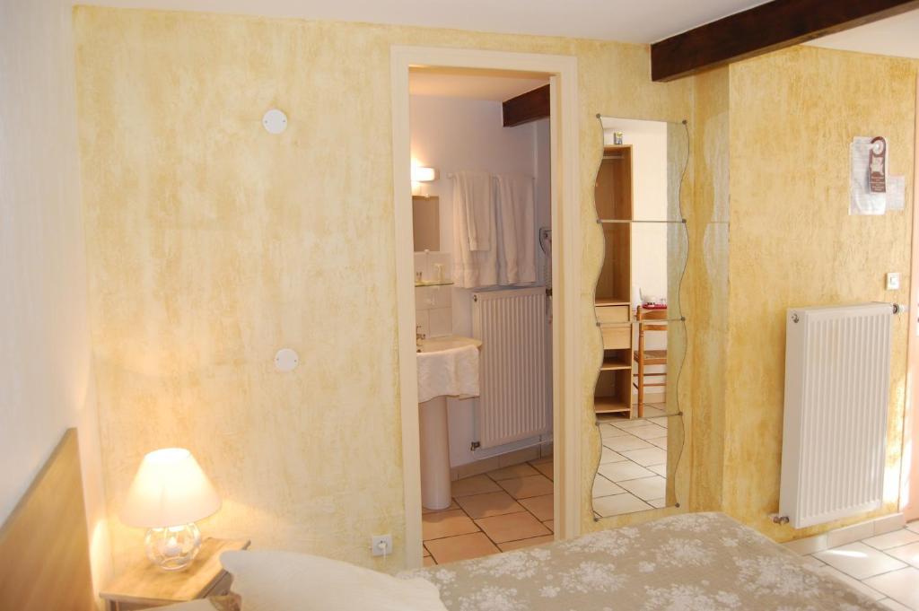 Auberge Du Bord Des Eaux - Demi-Pension Assuree Sur Reservation Saint-Amand-les-Eaux Room photo