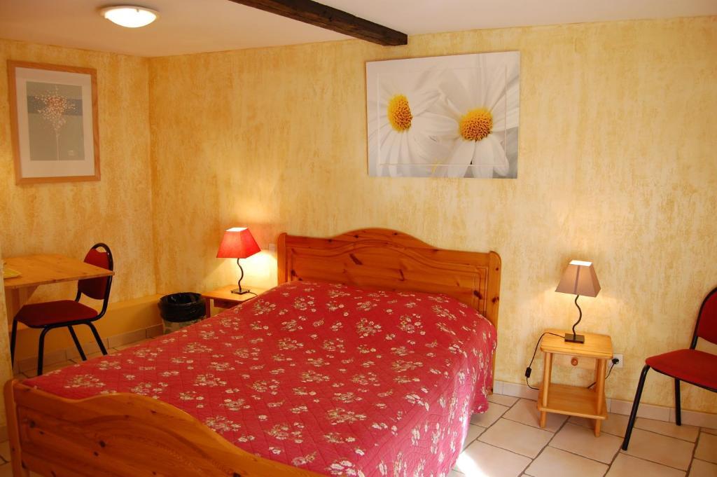 Auberge Du Bord Des Eaux - Demi-Pension Assuree Sur Reservation Saint-Amand-les-Eaux Room photo