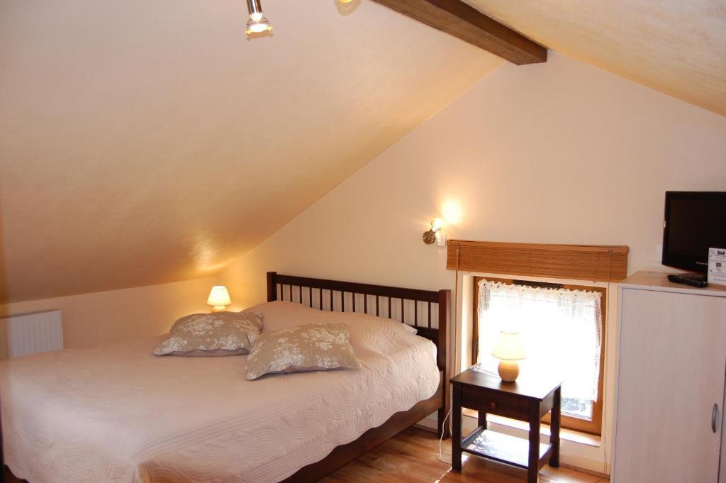 Auberge Du Bord Des Eaux - Demi-Pension Assuree Sur Reservation Saint-Amand-les-Eaux Room photo