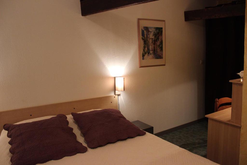 Auberge Du Bord Des Eaux - Demi-Pension Assuree Sur Reservation Saint-Amand-les-Eaux Room photo